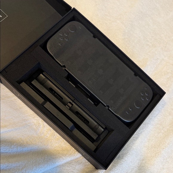 Sleek Black Handheld Gaming Console - Picture 7 of 8